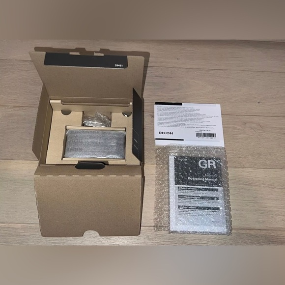 Ricoh 15039 GR III Digital Compact Camera,24MP, 28mm f 2.8 lens- BRAND NEW - Picture 3 of 4